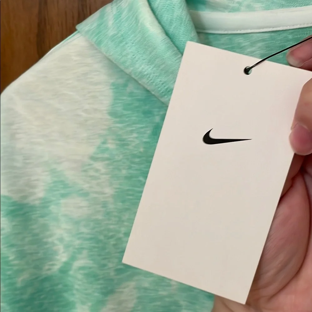 NIKE NWT Women’s Size Medium Light Green White Tie-Dye Hoodie Dry Fit Sweatshirt - Picture 4 of 10